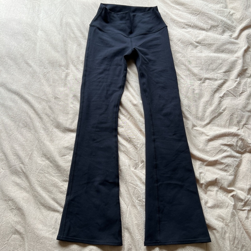 Alo Airbrush High Waist 7/8 Bootcut Legging in Black